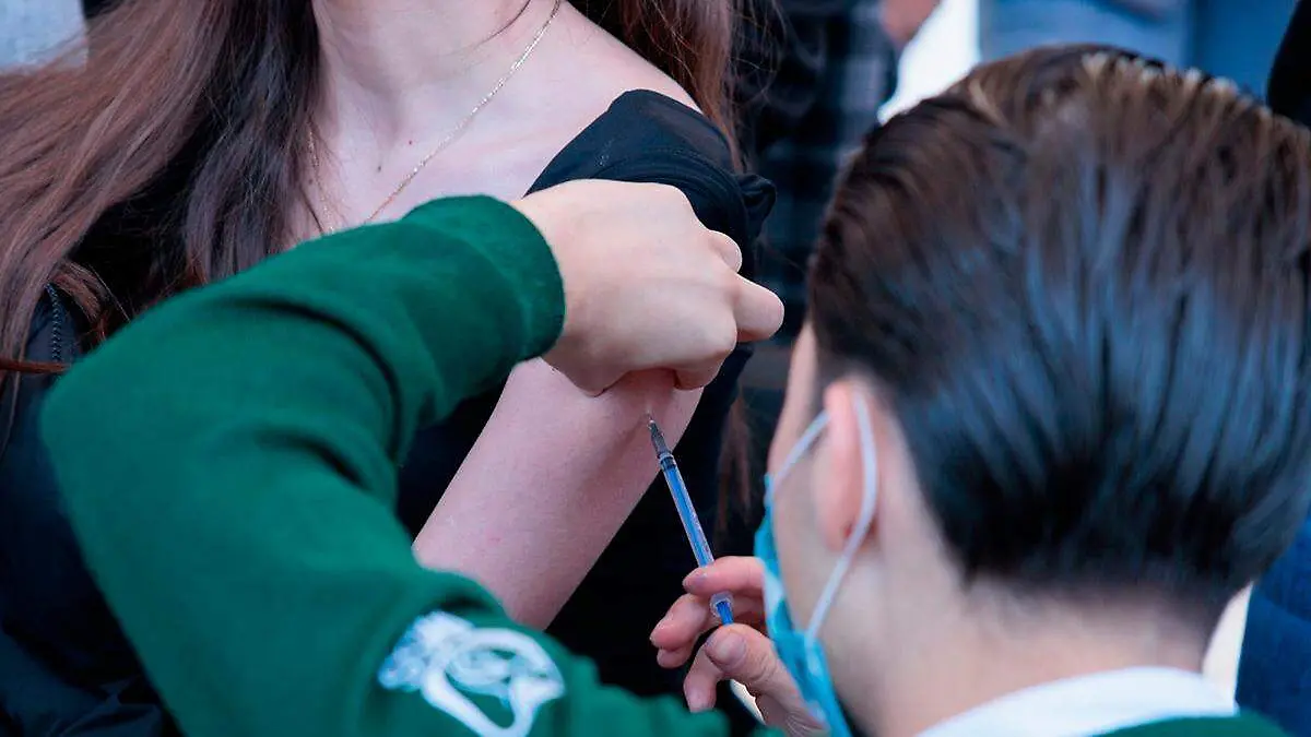 Vacunación a estudiantes de preparatoria de la UAZ