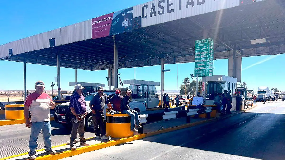 Protesta de productores de frijol en caseta de Cobro en Calera, Zacatecas
