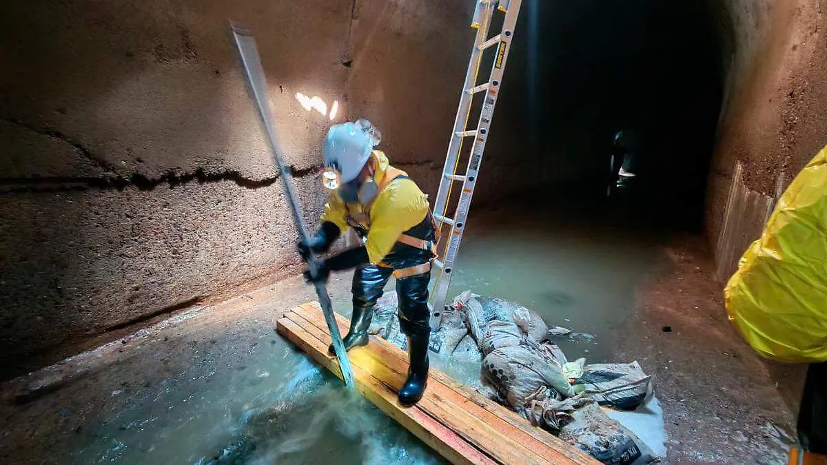 Obras de reparación en el interior de la bóveda en la Avenida García Salinas
