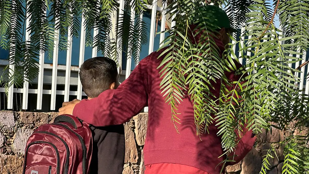Niño llegando a escuela en Zacatecas