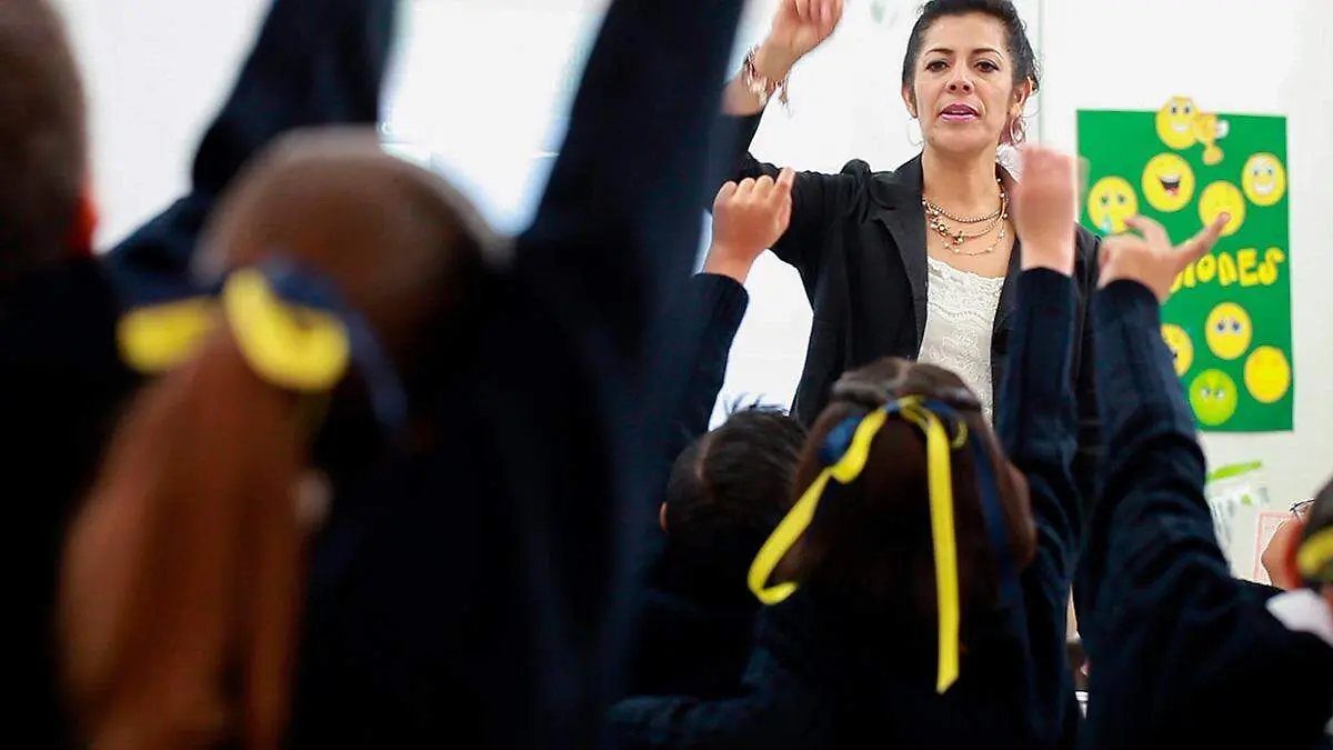 Docente en salón de clases