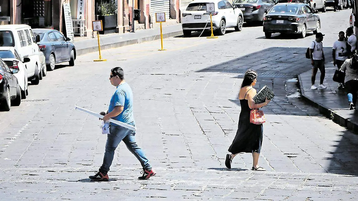 Personas con vestimenta ligera por el calor en Zacatecas