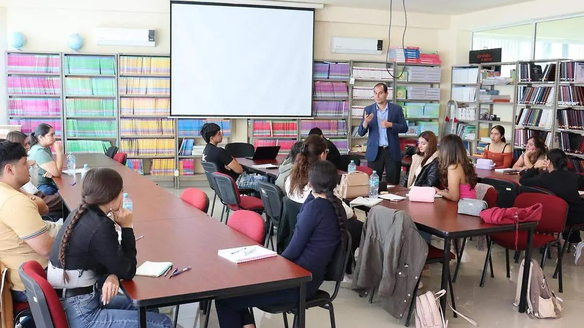 Clases en escuela normal de Juchipila