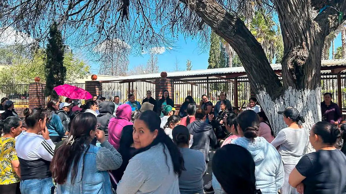 Protesta de padres de familia en Ermita de Guadalupe