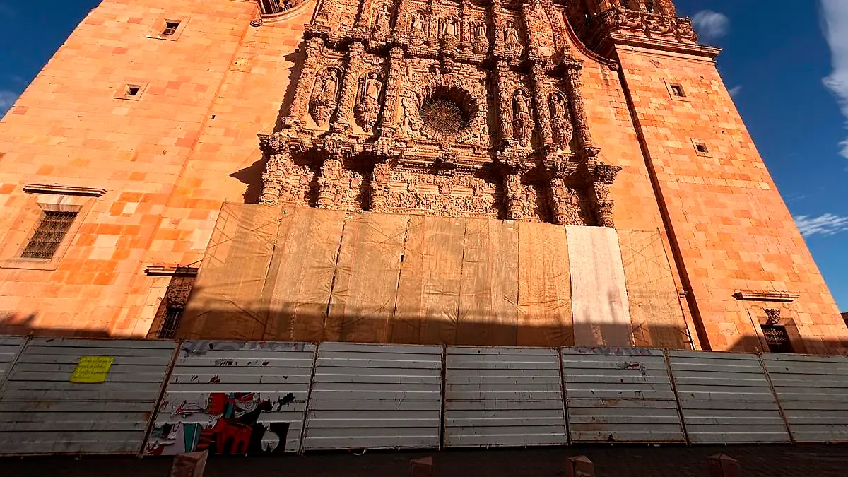 Protección a la Catedral Basílica previo a la marcha 8M en Zacatecas