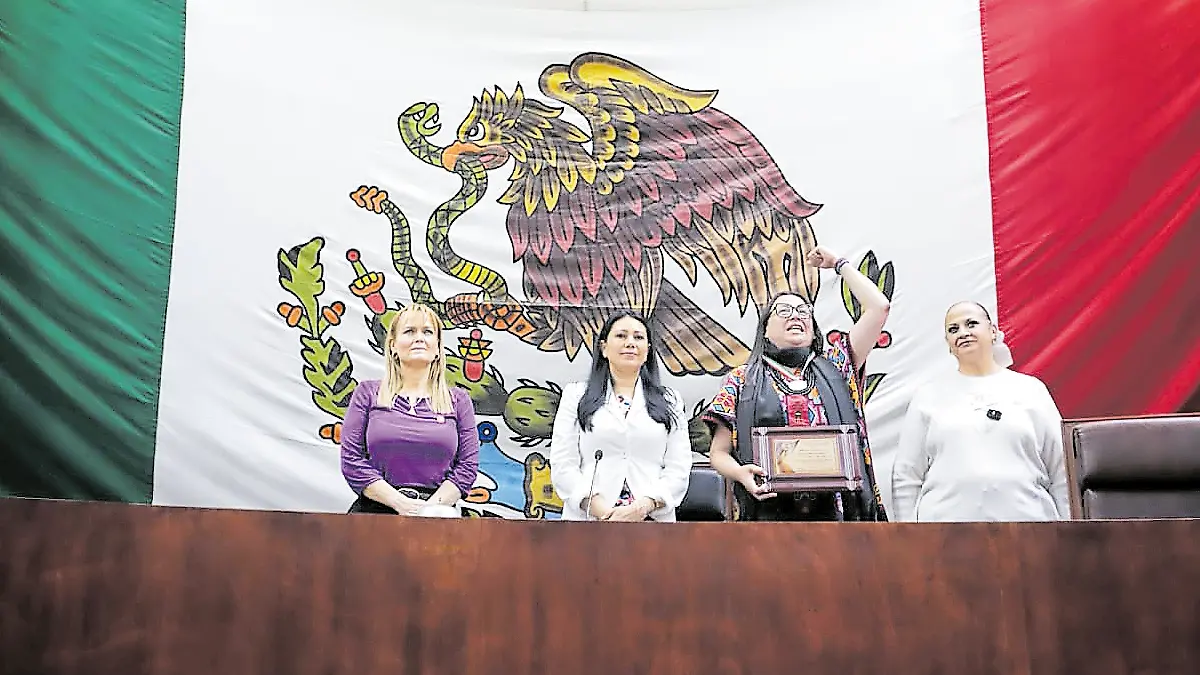 Entrega de galardón a Cristela Trejo