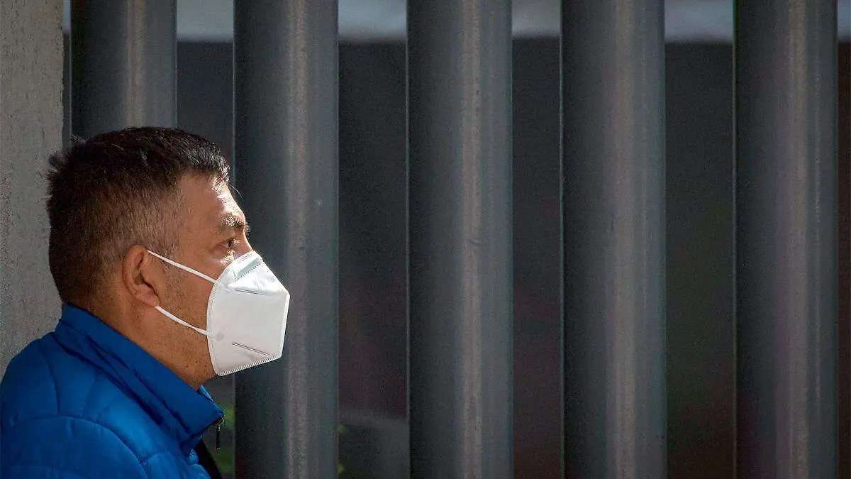 Persona usando cubrebocas