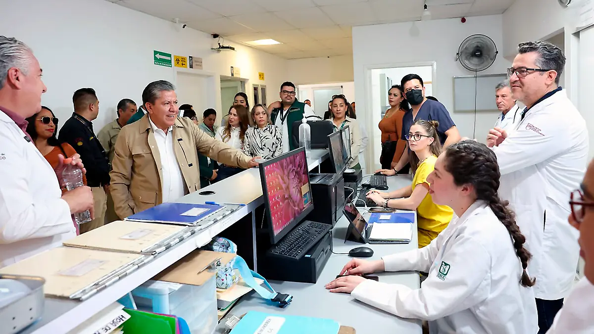 Gobernador de Zacatecas con el personal del Hospital Comunitario de Jalpa