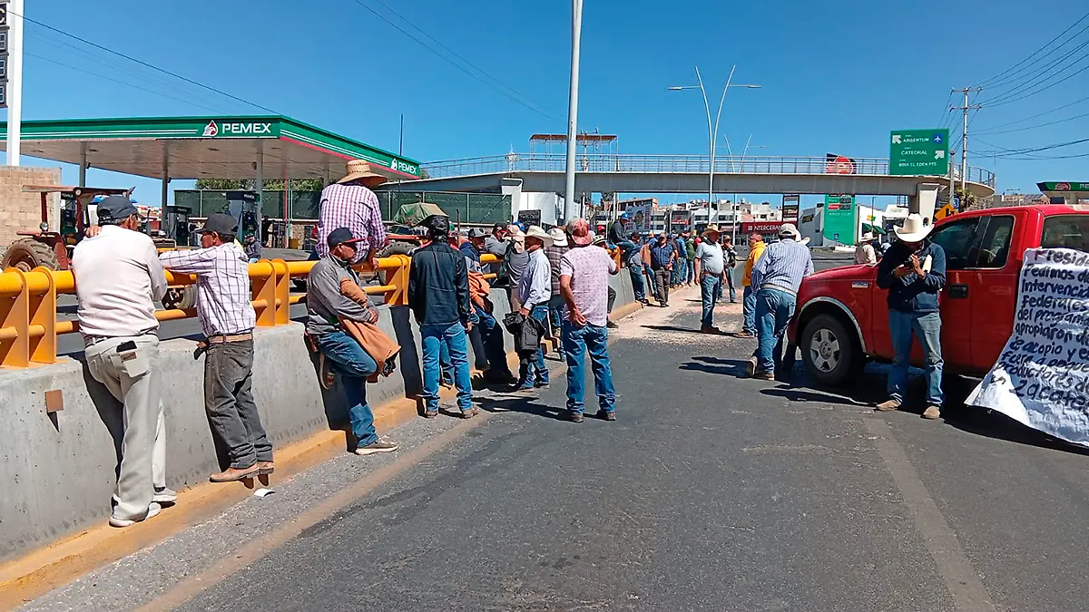 Productores de frijol bloquean bulevar metropolitano en Zacatecas