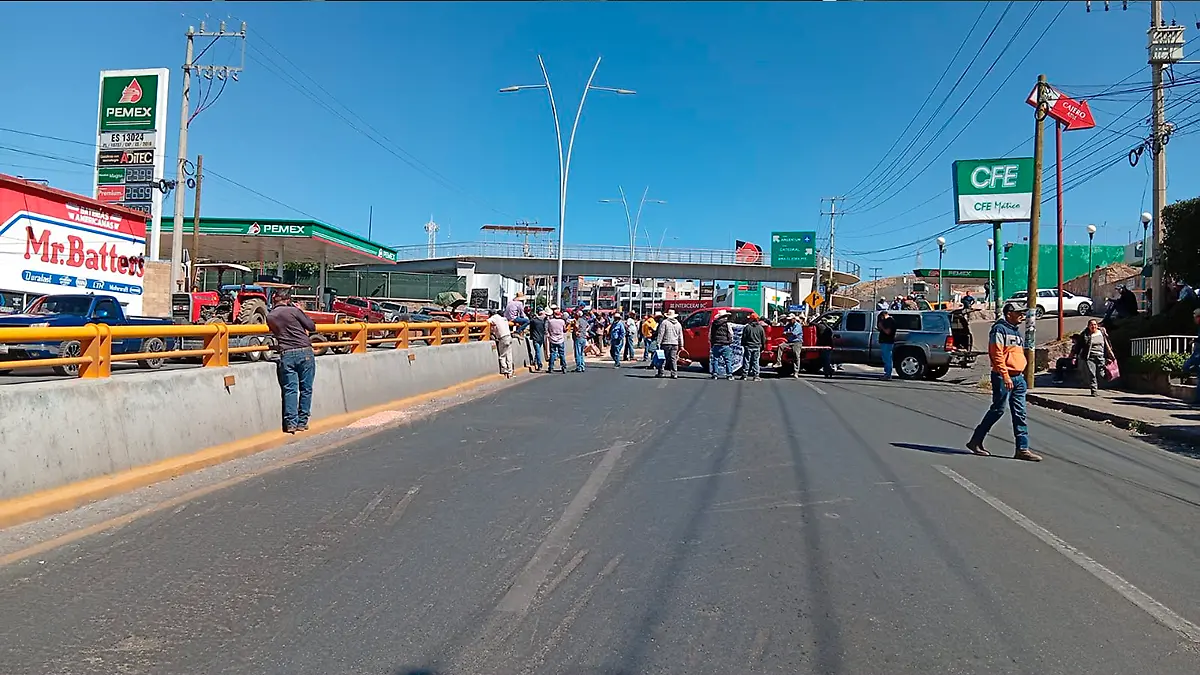 Bloqueo de productores en bulevar metropolitano de Zacatecas