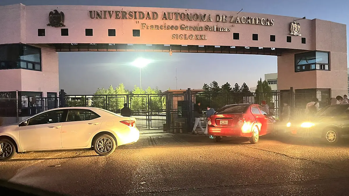 Estudiantes toman el campus Siglo XXI