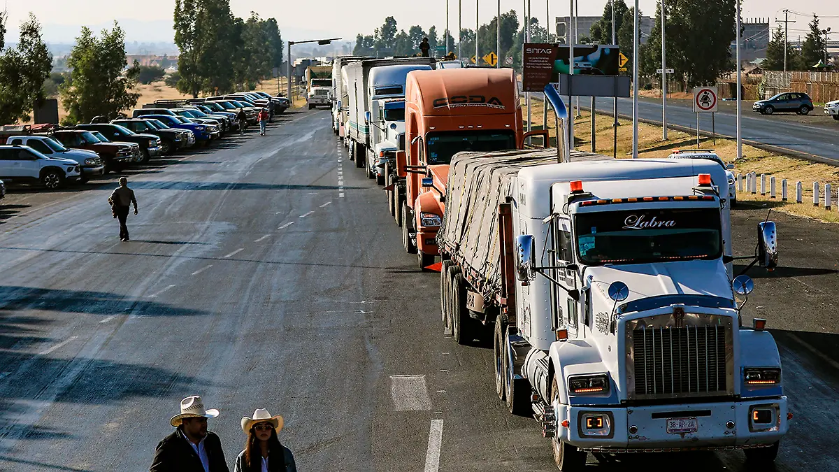 Transportistas varados en carretera de Zacatecas