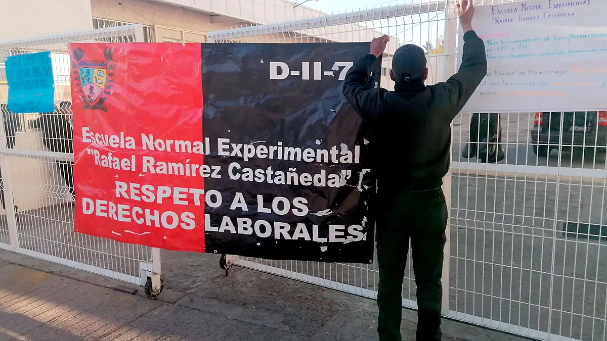 Docentes de la Escuela Normal de Nieves toman instalaciones de la SEZ