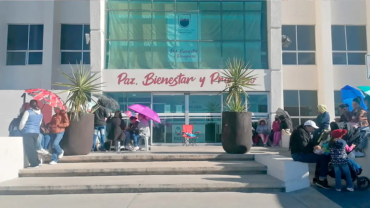 Protesta de personal de Cendis en la Secretaría de Finanzas