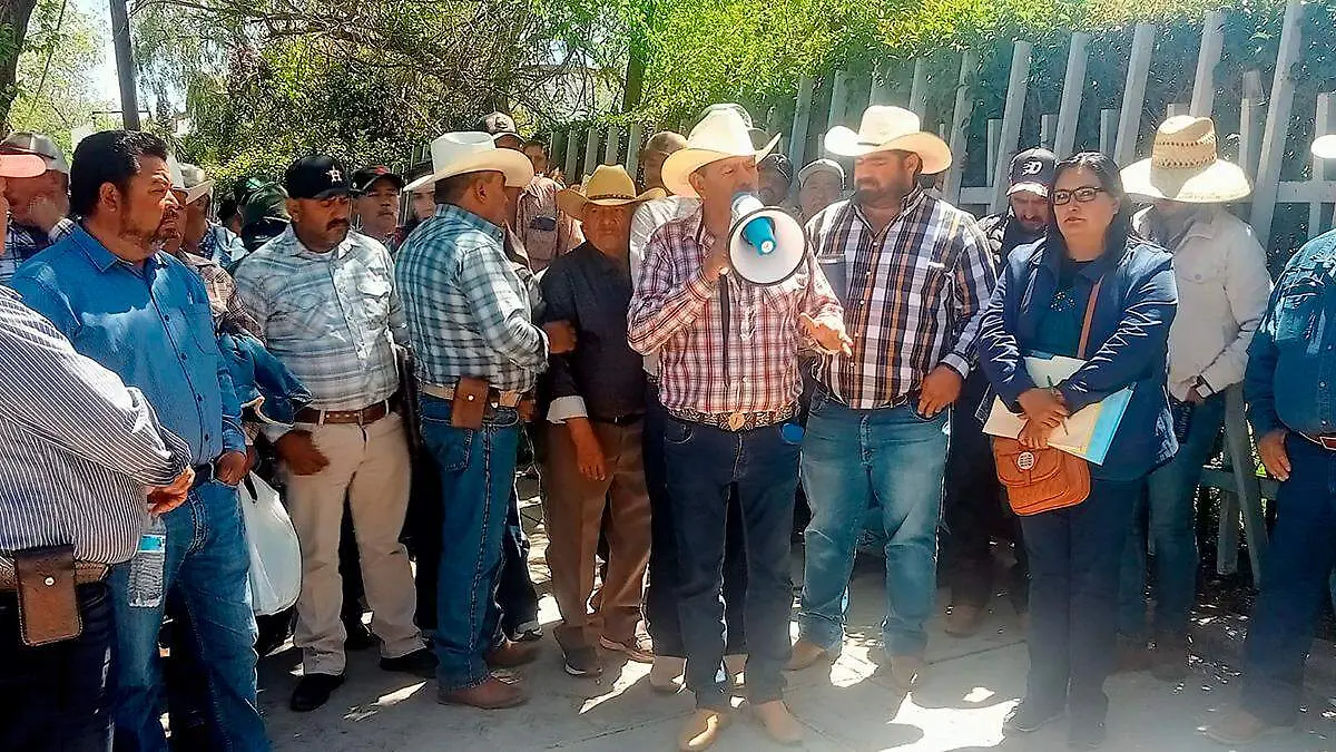 Productores de riego protestan afuera de instalaciones de Conagua