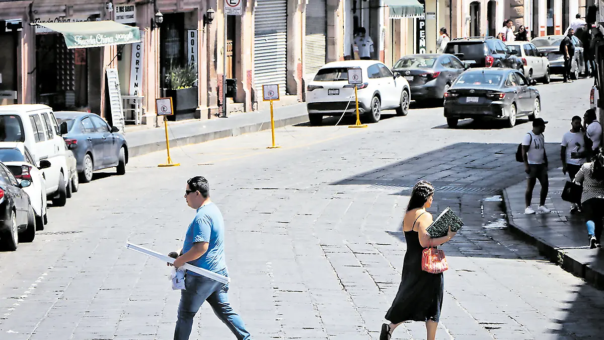 Personas en el centro de la ciudad de Zacatecas