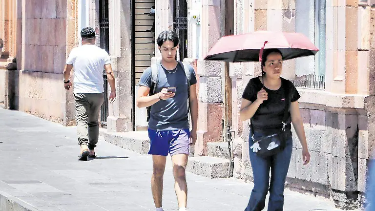 Personas en el centro de la ciudad de Zacatecas