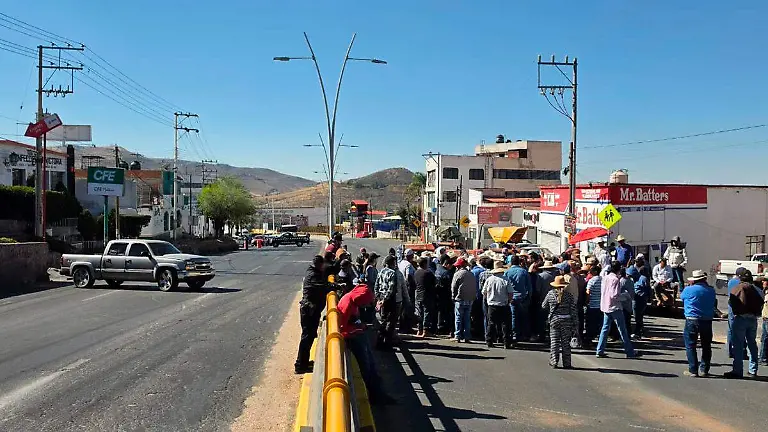 Octavo día de protestas de productores de frijol en Zacatecas