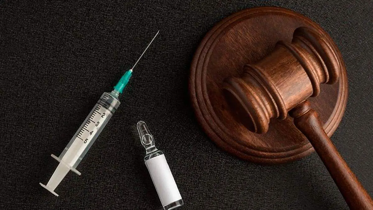 Mazo de juez y una jeringa
