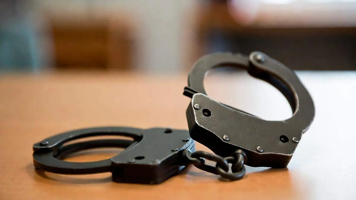 Imagen ilustrativa de esposas policiales sobre una mesa