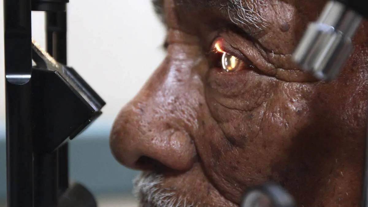 Persona en revisión oftalmológica