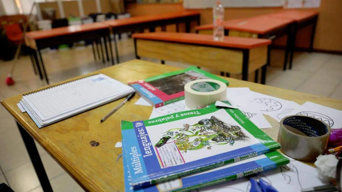 Salón de clases y material educativo