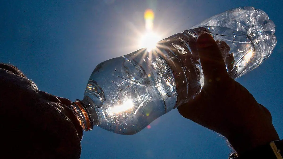 Persona bebiendo agua