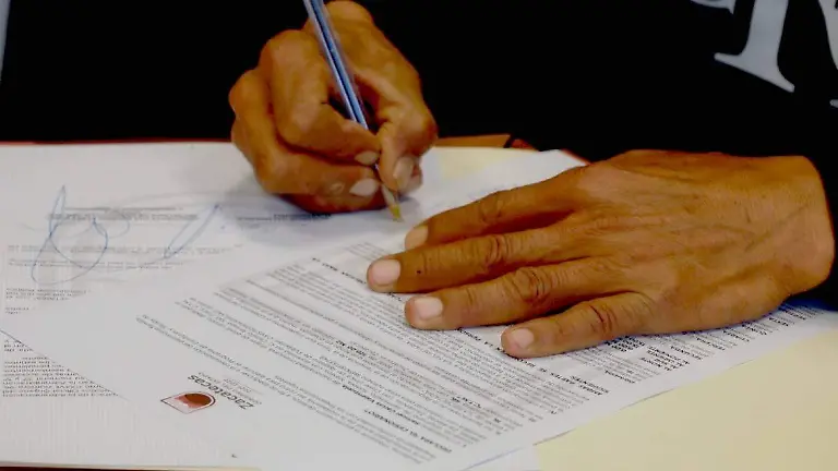 Firma de documentos de un terreno