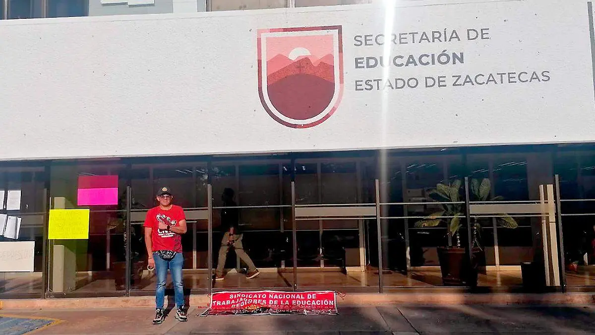 Protesta de docente en la Secretaría de Educación