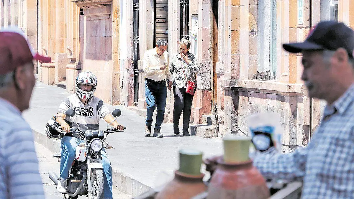 Personas-en-el-centro-de-la-ciudad-de-Zacatecas