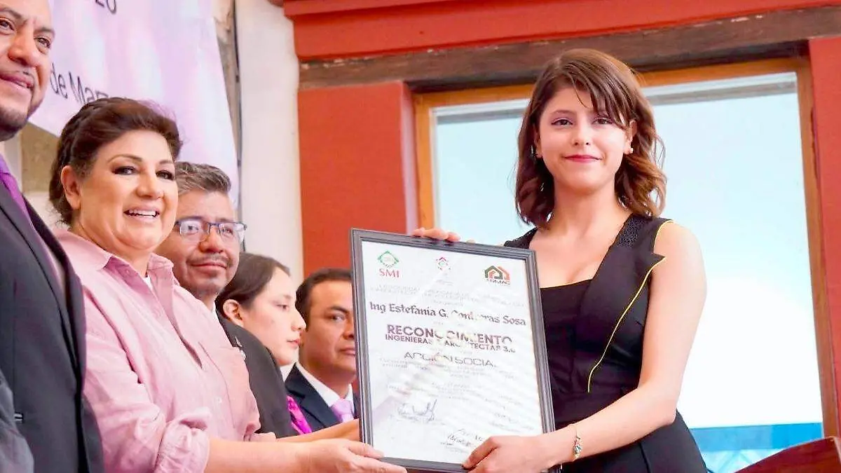 Entrega de premio a estudiante de la UAZ