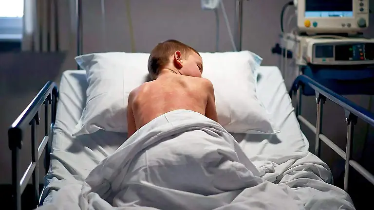 Imagen ilustrativa de niño con sarampión en un hospital