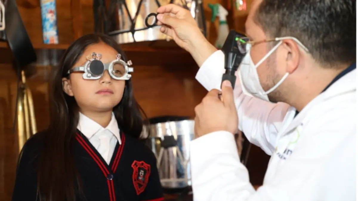 Examen de la vista a alumna de primaria en Zacatecas