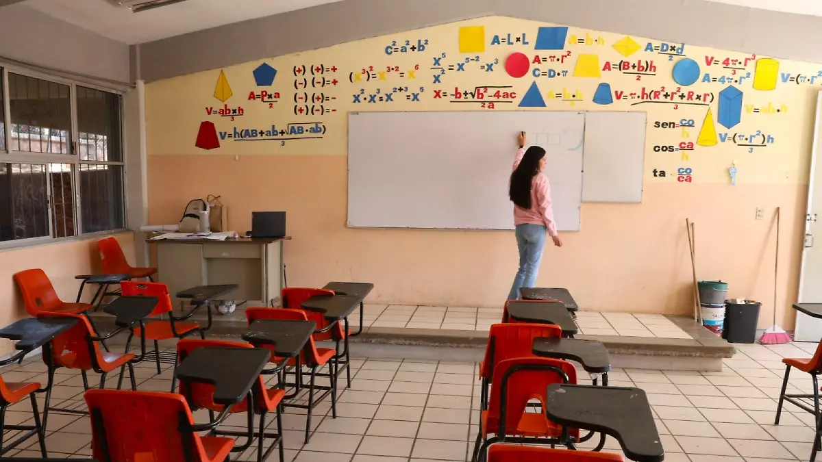 Profesora en salón de clases vacío
