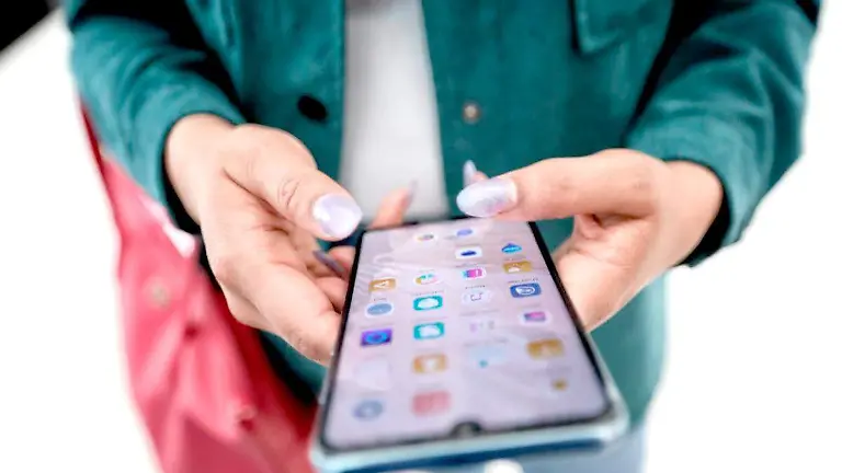 Persona con un teléfono celular