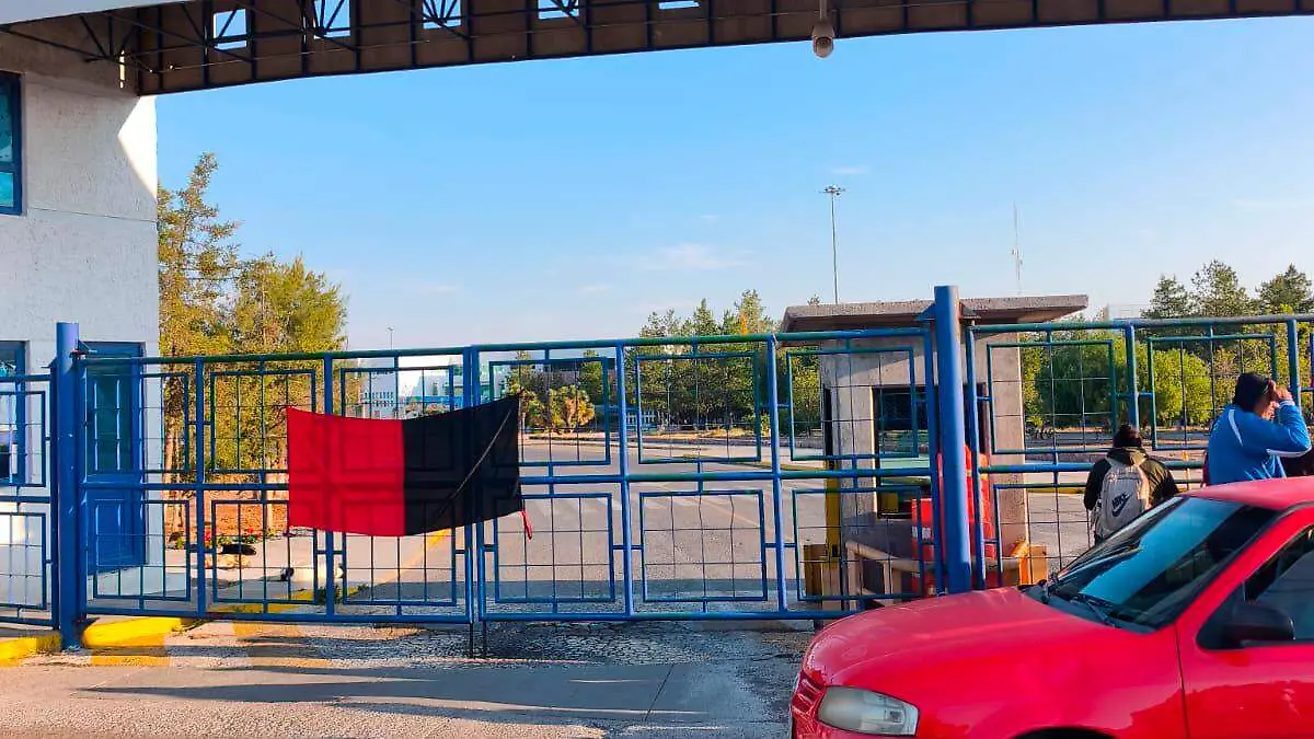 Alumnos de Enfermerían bloquean acceso a Siglo XXI