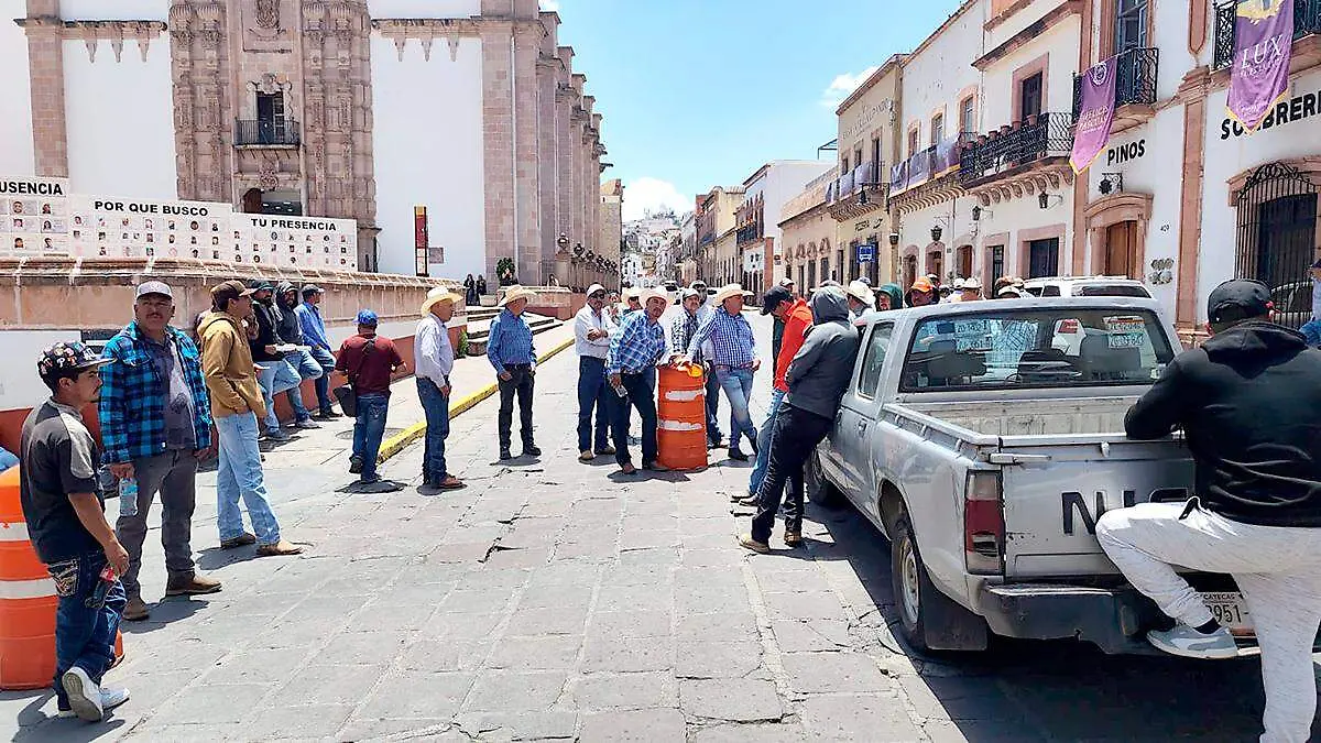 Productores de frijol bloquean avenida en Zacatecas