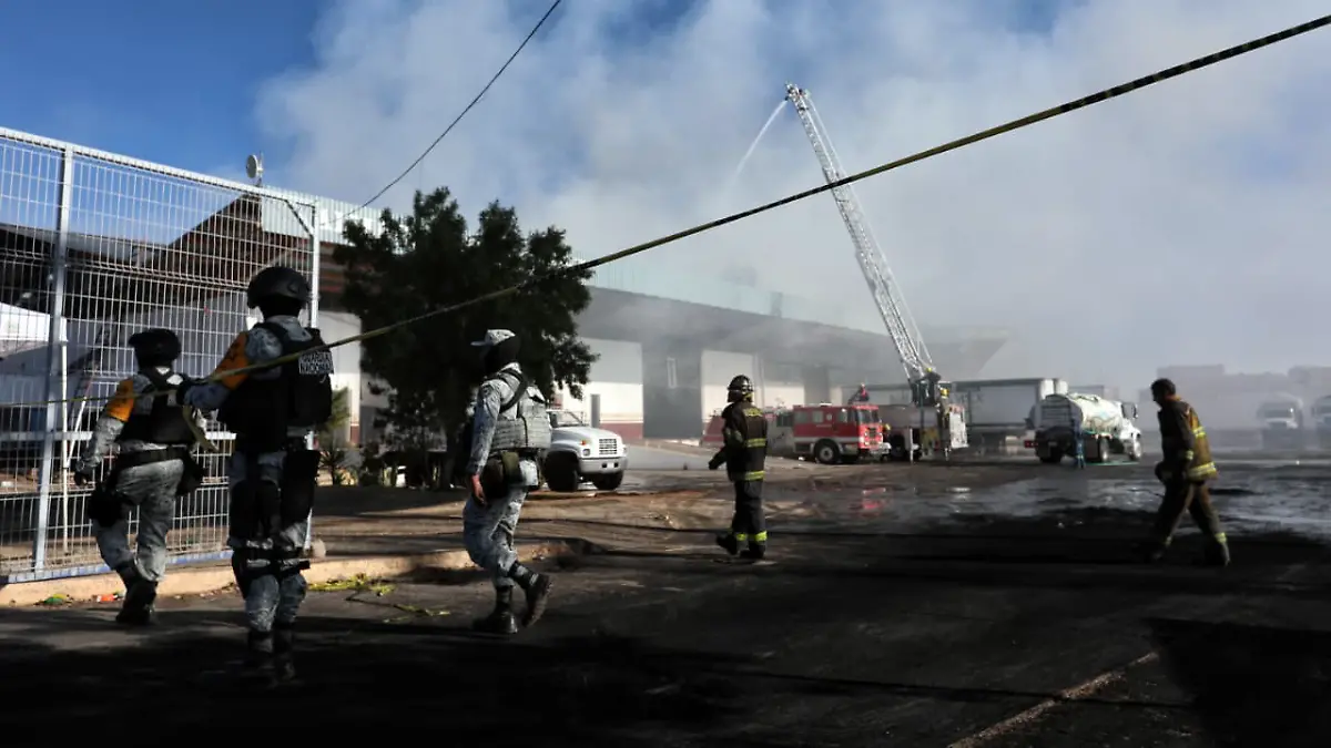 Bomberos en combate al incendio de bodega de Alimentación del Bienestar en Zacatecas