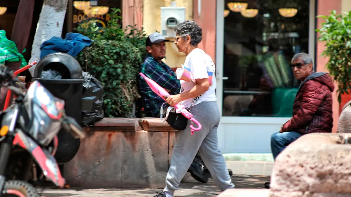 Personas en el centro de la ciudad de Zacatecas