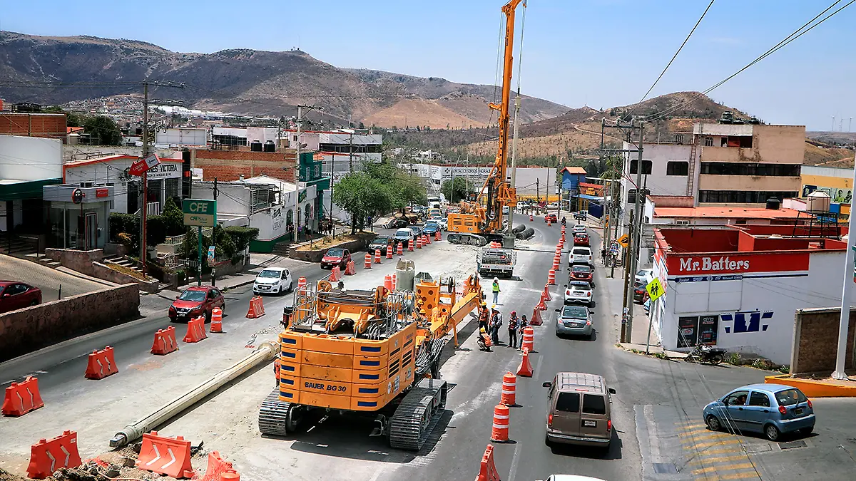 Maquinaria construcción de puente elevado en Zacatecas
