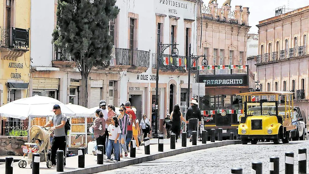 Presencia de turistas en el centro de Zacatecas