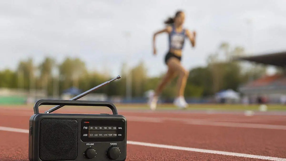 Radio y runner en la pista
