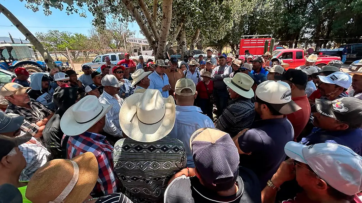Productores en centro de acopio