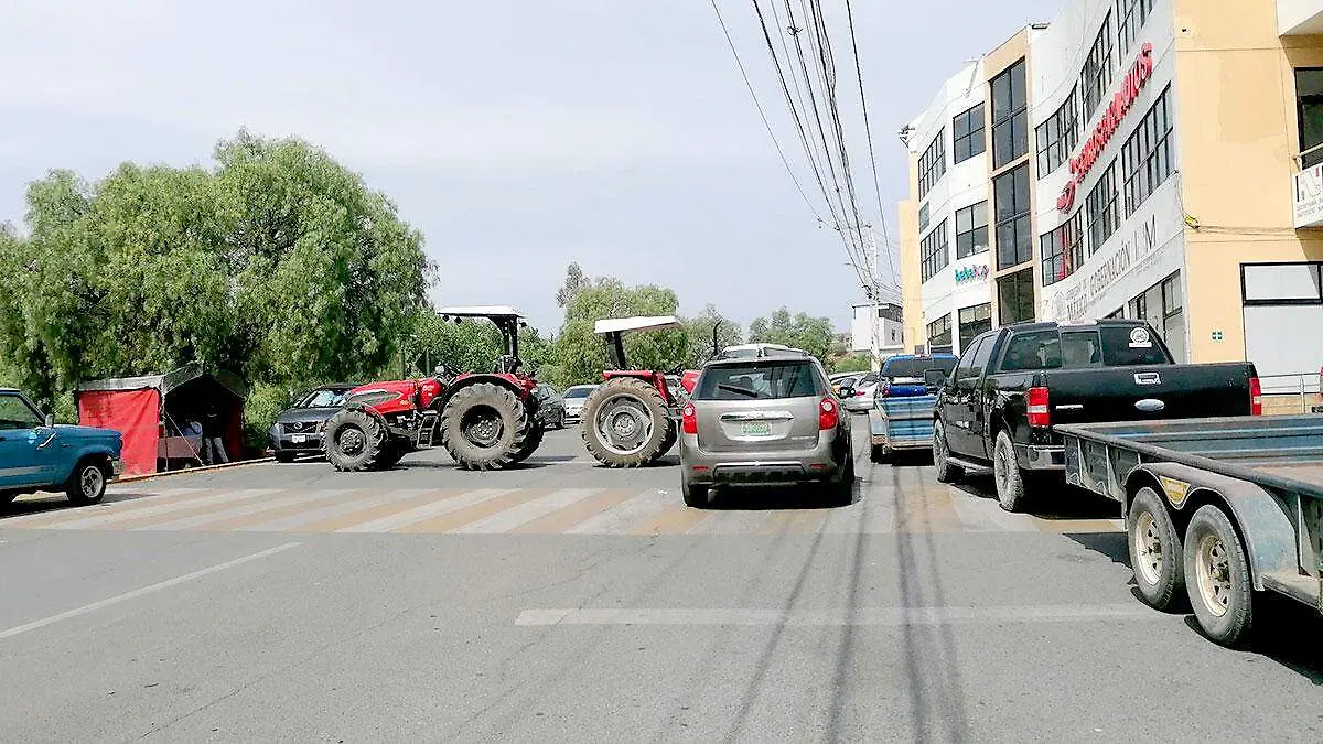 Protesta-de-productores-agrícolas-en-la-Avenida-Universidad