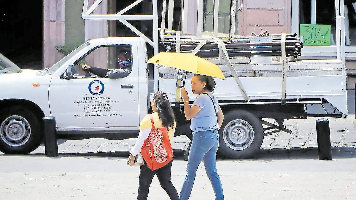Personas se cubren de los rayos solares en la ciudad de Zacatecas