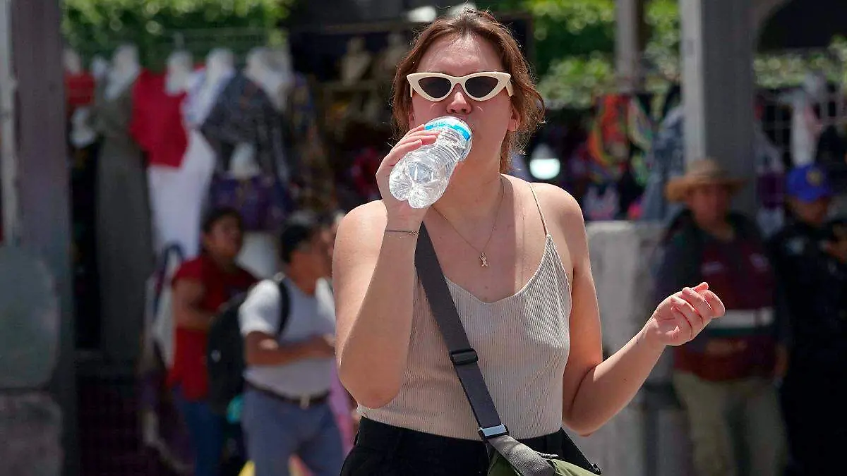 Persona tomando agua