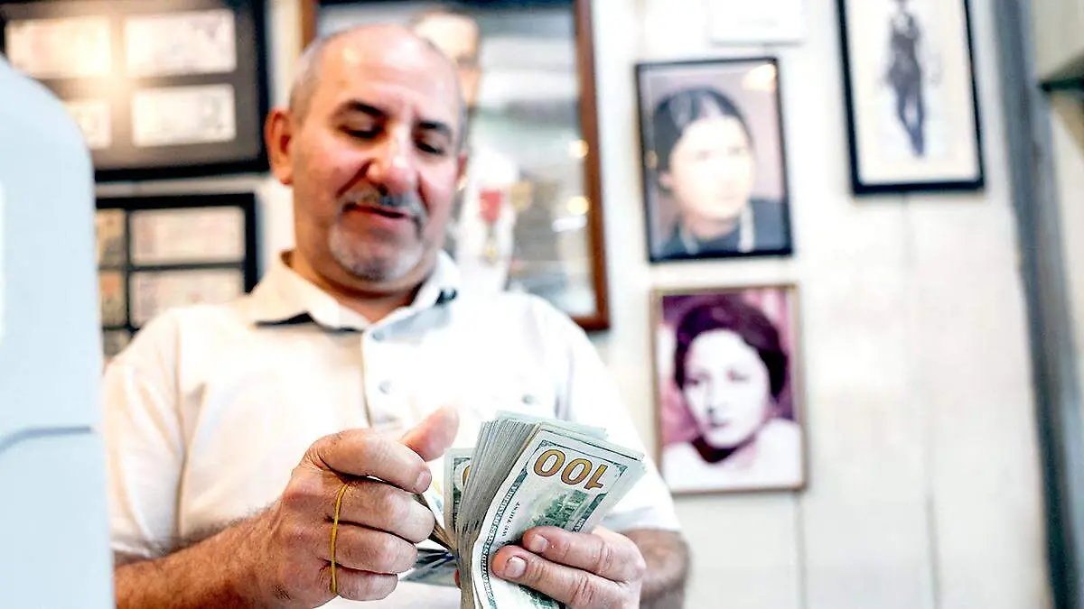 Hombre contando dólares estadounidenses