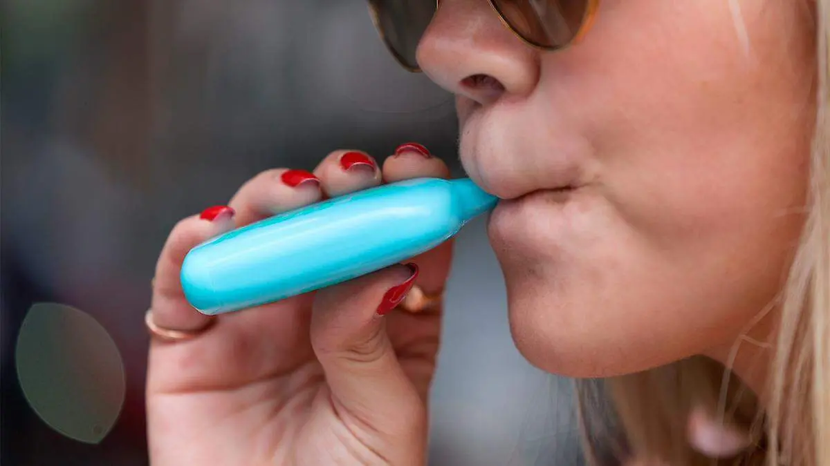Persona usando un vapeador