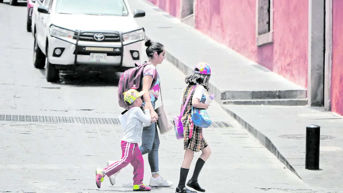 Señora y dos niños en las calles de Zacatecas