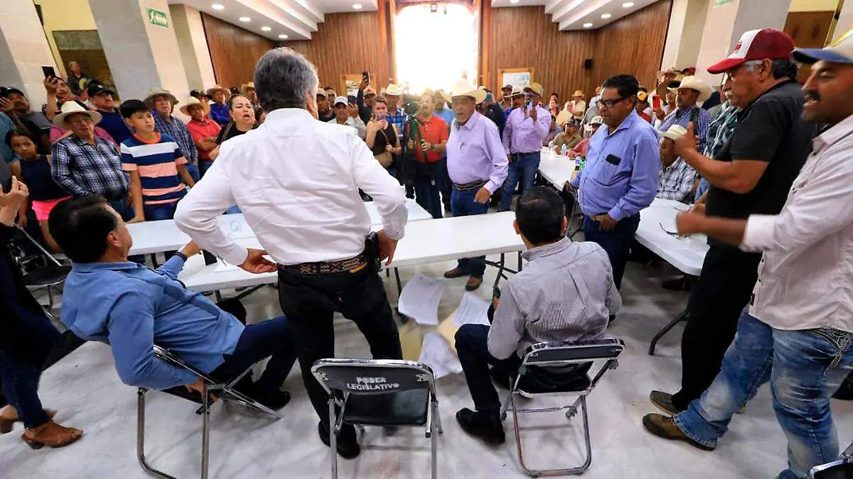 Productores de frijol enfrentan a diputados locales